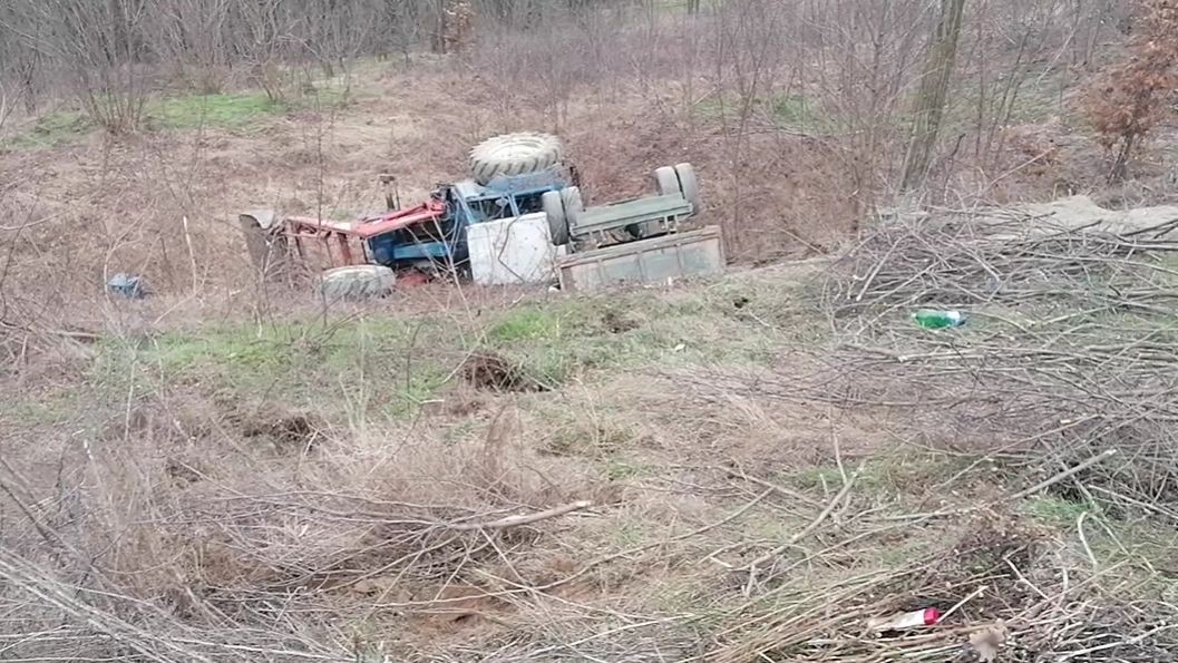 Un copilaș de un an și patru luni a murit strivit în tractorul condus