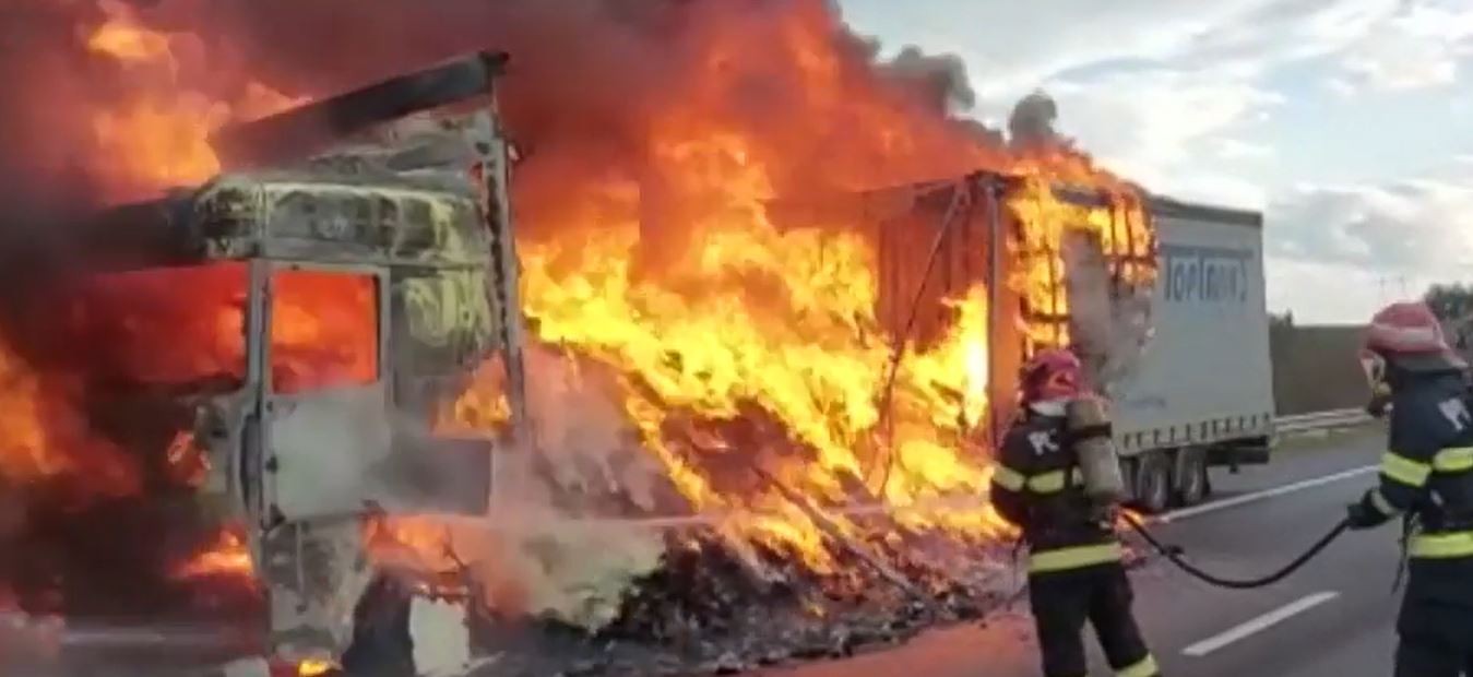 Pericol Pe Autostrada A10 Aproape De Aiud Un TIR Plin Cu Textile A