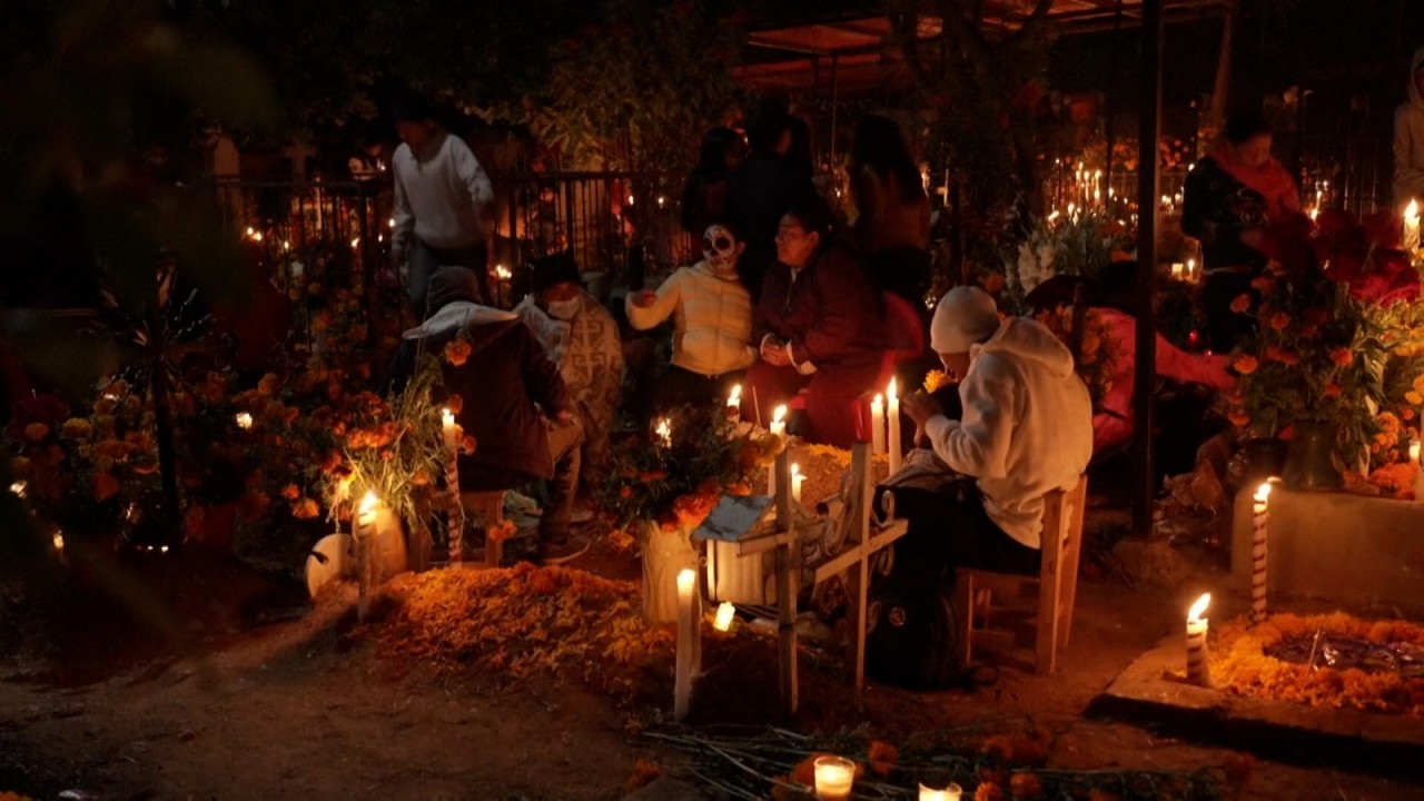 Ziua Morţilor celebrată în cimitirele din Mexic şi Peru Familiile