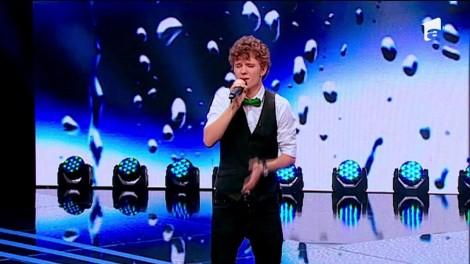 Surioara transformată în înger a avut grijă de el. Simion Caragia a cântat şi a emoţionat o sală întreagă: “Vrei să stai jos?”