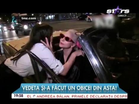 VIDEO! Lady Gaga s-a făcut de râs, după ce pantofii excentrici au trădat-o! Vedeta s-a împiedicat și a căzut în văzul tuturor