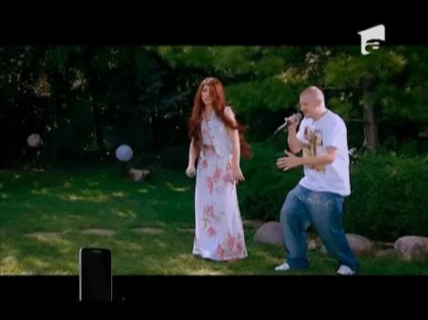 Mihaela i-a rupt rochia. "Vreau să văd si eu un crac!"