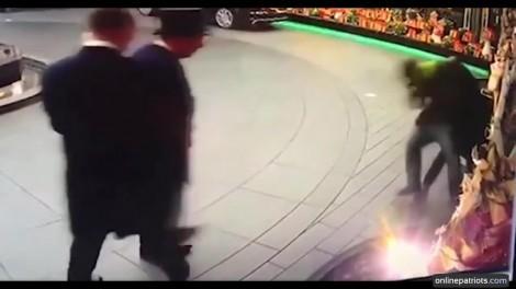 VIDEO - Bătut și călcat pe cap de un angajat a celui mai scump hotel din Londra! Clienții și-au făcut decazarea imediat după incident