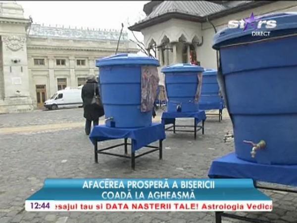 Sticlele goale, afacerea prosperă a Bisericii: C&acirc;t plătesc bucureştenii pentru un recipient &icirc;n care să-şi pună aghiasma