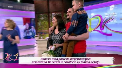 Moment emoționant la 2k1!  O concurentă a fost cerută de soție, în direct, de băiețelul și iubitul ei: "Mami, vrei să fii mireasa noastră?"