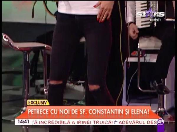 Ooops: Accident vestimentar &icirc;n direct! O cunoscută c&acirc;ntăreaţă a rămas &icirc;n sutien &icirc;n timp ce c&acirc;nta