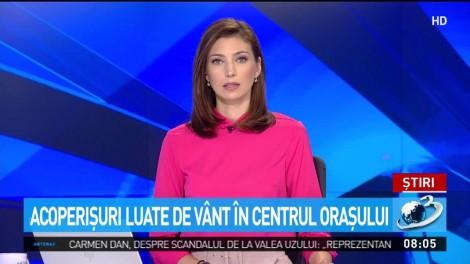 Acoperișuri de bloc smulse de furtună, geamuri sparte și copaci puși la pământ. Cod portocaliu de vreme rea