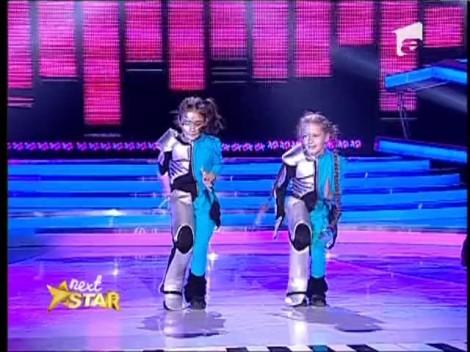 Perfect Show! Doua fetite "robotice"...