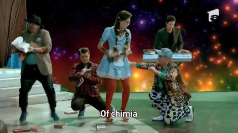 Dans pe balans pe maneaua ”culturală”: Așa-mi sunt zilele toate/ Citesc Hegel, Marx, Socrate