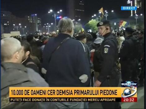 Românii au ieşit în stradă! Mii de persoane, la un miting în care cer demisia vinovaţilor în cazul incendiului din Colectiv