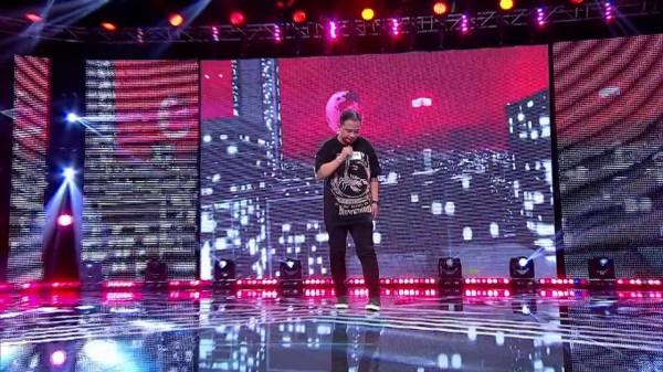 "Sunt Iulică din Filipine". Giulius Guttierez, din platoul "Chefi la Cuțite", direct pe scena "X Factor". A luat cuțitele și a venit să se dueleze pentru voturile juraților: &rdquo;Pentru un chef, c&acirc;nți cel mai bine&rdquo;