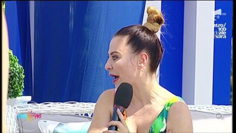 Klaus Iohannis nu a scăpat de ochiul vigilent al Adinei Buzatu: "Poartă cămasă cu mânecă scurtă și sacou"