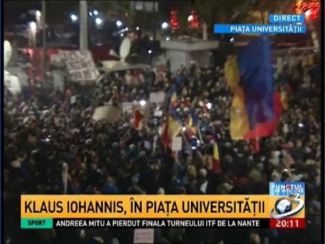 Klaus Iohannis a ajuns în Piaţa Universităţii şi a discutat cu protestatarii