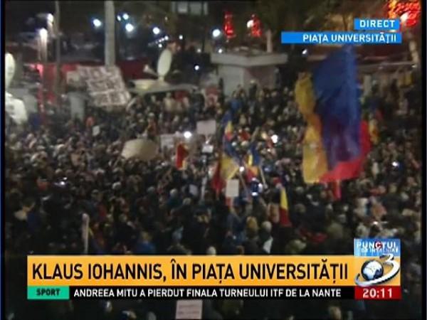 Klaus Iohannis a ajuns &icirc;n Piaţa Universităţii şi a discutat cu protestatarii
