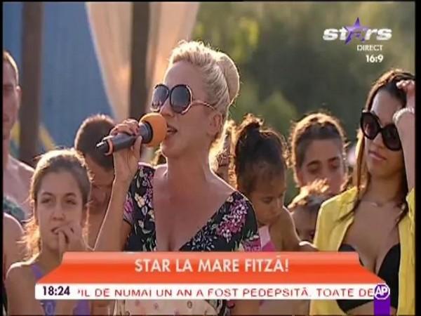 Carmen Minune, concert &icirc;n costum de baie! Fanii şi-au dat coate pe toată perioada c&acirc;ntării