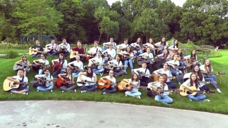 VIRAL! Cenaclul Flacăra, varianta 2016! Imnul adolescenților, pe versuri de Adrian Păunescu, interpretat magistral în sincron de chitară și voce