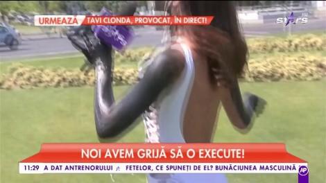 STARoganţă sexy cu NĂMOL! În costum de baie și în mijlocul unei intersecţii din Bucureşti, Natalia Mateuț le-a oferit șoferilor cea mai frumoasă priveliște