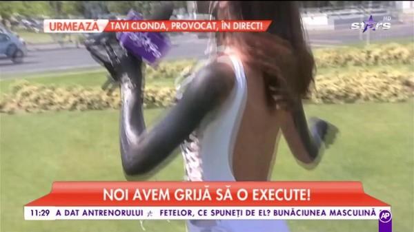 STARoganţă sexy cu NĂMOL! &Icirc;n costum de baie și &icirc;n mijlocul unei intersecţii din Bucureşti, Natalia Mateuț le-a oferit șoferilor cea mai frumoasă priveliște