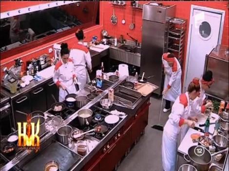 Monica, accidentată GRAV în service. Concurenta a alunecat în bucătărie și s-a lovit la coloană