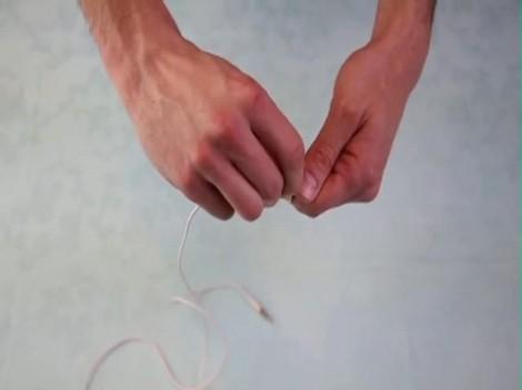 Probleme cu căștile? S-a descoperit trucul genial care le descurcă în trei secunde!