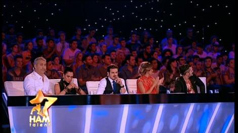 Le-a stat inima în piept! Sosia Gingis Han, la un pas şă-şi piardă păsările în timpul concursului