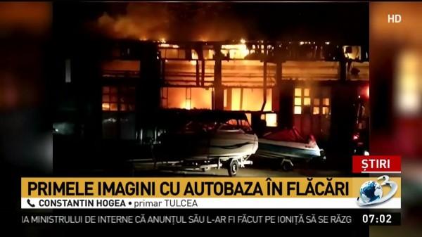 Incendiu violent la societatea de transport public din Tulcea. 15 autobuze s-au făcut scrum. Nouă autospeciale la fața locului!