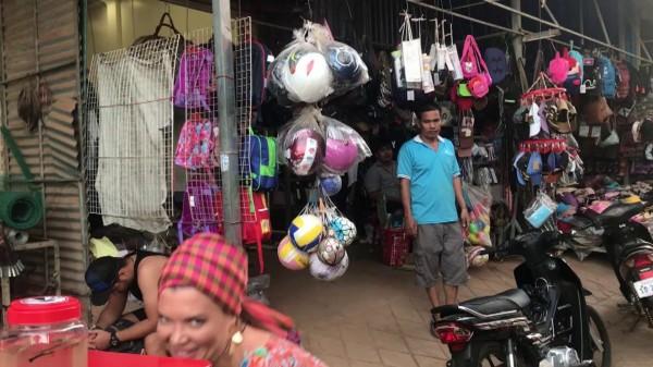 Gina Pistol se familiarizează cu m&acirc;ncărurile bizare ale asiaticilor: tarantule, scorpioni și...greieri prăjiți!