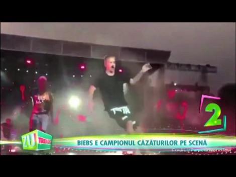 Justin Bieber a tras o căzătură de zile mari pe scenă! Artistul a încercat să mascheze incidentul, dar fanii nu l-au iertat!