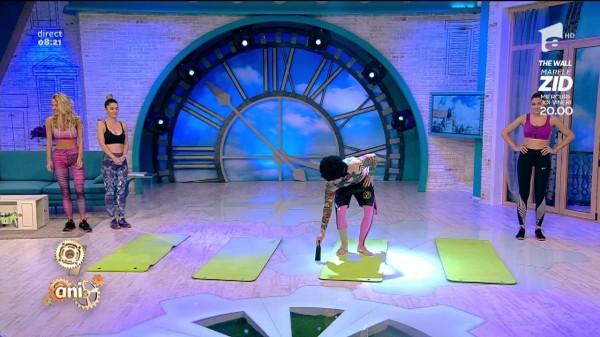 Dani, zis și "Antrenorus Libidinozaurus" de yoga! Poziția &rdquo;a da apă elefantului&rdquo; a extaziat publicul: "Vreau să simți căldura! Ne ridicăm &icirc;n două lăbuțe, ne unim!"