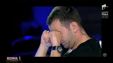 Mişcări senzaţionale din şolduri, trandafirul de după ureche şi o prezenţă scenică de neuitat. Sezonul 1 X Factor a fost şi despre Ionuţ Boca: "Ai încălzit atmosfera"