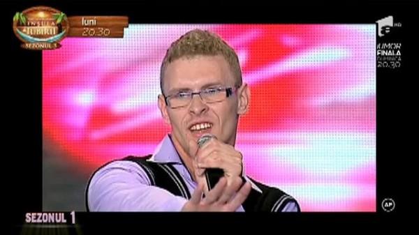 Mişcări senzaţionale din şolduri, trandafirul de după ureche şi o prezenţă scenică de neuitat. Sezonul 1 X Factor a fost şi despre Ionuţ Boca: "Ai &icirc;ncălzit atmosfera"