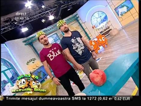 Ce iese din mâna lui Răzvan, te lasă mut de uimire! Cel mai elegant, simplu și practic mod de a tăia un pepene!