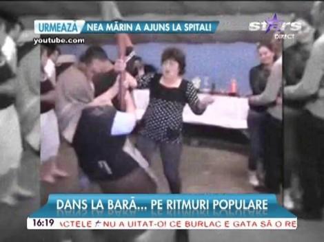 Așa ceva...mai rar! Dans popular la BARĂ! Clip video VIRAL ce a uimit românii! O să vrei și tu așa ceva la PETRECERI!