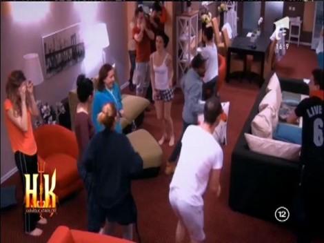 Asta DA înviorare! Concurenții dansează și se bucură de o trezire în ritmul muzicii!