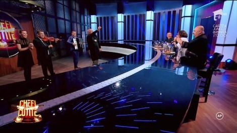 MOMENT DE SENZAŢIE! Biloi de la Mangalia a făcut furori la "Chefi la cuţite": "Foaie verde măr domnesc, am venit să vă gătesc"