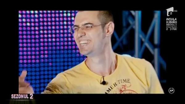 A venit cu ROMANUL după el şi l-a enervat pe Cheloo! Cristian Giambaşu a făcut senzaţie la X Factor: "Ăsta-i eternul băiat din sufragerie: el, oglinda şi spray-ul"