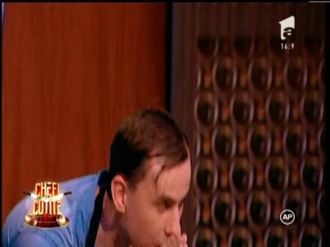 Vitalie i-a pus capac lui chef Florin Dumitrescu: ”Nu pot să gust. Îmi cer scuze! A   gătit un fan al lui Scărlătescu care încearcă să-i intre în grații”