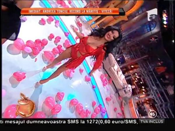 Cadoul de Valentine's la care orice bărbat visează! Daniela Crudu, &icirc;n lenjerie roșie, minusculă: Interzis cardiacilor!
