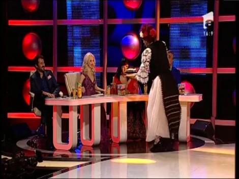 Cine a mai văzut cântăreață de folclor cu mușchi? Dorian Popa și-a pus portul popular și a făcut-o mândră pe Elena Merișoreanu
