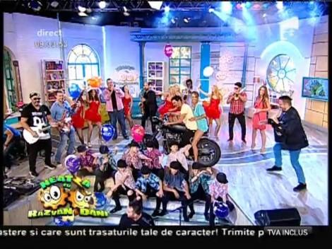 Picioarele interminabile ale Flaviei de la "Neatza", expuse pe motor! Răzvan și Horia Brenciu au "sprijinit-o" pe vecină