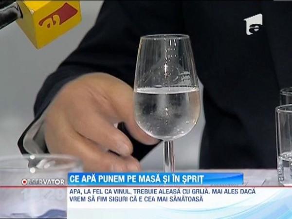 Minerală sau plată? Cât de importantă este apa la masă şi cum o alegem