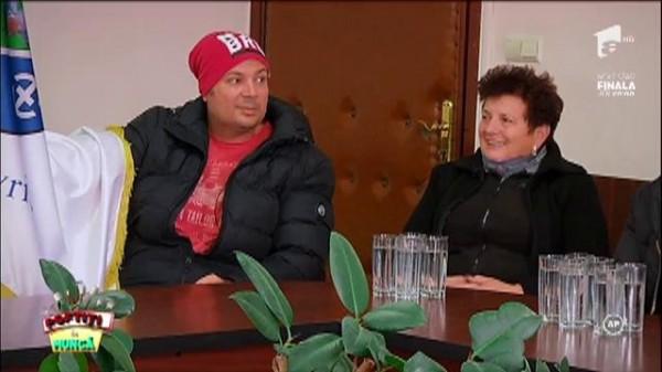 &rdquo;Noi o să schimbăm primarul!&rdquo;. Lui V&acirc;rciu nici nu-i vine să creadă că Oana Roman m&acirc;nuiește lopata mai ceva ca un grăjdar!