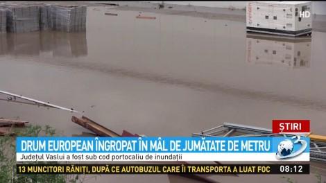 Imagini apocaliptice! MÂL de jumătate de metru pe șosea: Drum european blocat de viitură: Mașini înghițite de noroi și ape