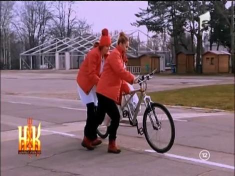 Peripeții pe bicicletă! Maria și Flori, mai mult pe jos decât pe șa!