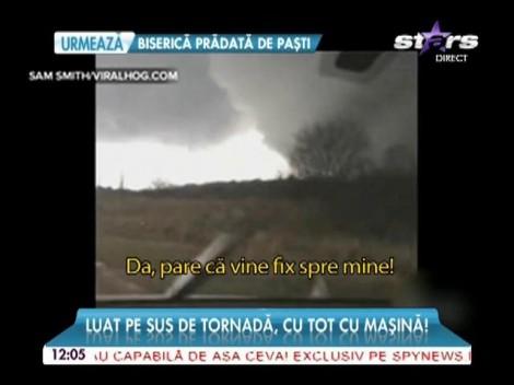 Imagini care îți dau fiori Un bărbat a fost luat pe sus de o tornadă, cu tot cu maşină!