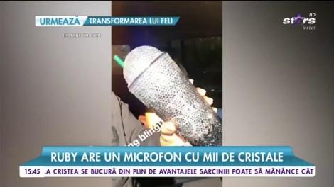 Sclipiciul ia ochii vedetelor! Ruby are un microfon cu mii de cristale, pe care a plătit o avere: ”De ce nu ajuți copiii sărmani, mai bine?”