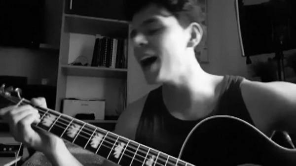 Emilian Nechifor, fost concurent la X Factor, și-a făcut fanii fericiți. Artistul le-a c&acirc;ntat și i-a &icirc;nc&acirc;ntat cu o melodie de dragoste: "Ador melodia asta at&acirc;t de mult şi modul &icirc;n care ai c&acirc;ntat-o "