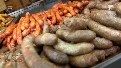 Cu fes pe cap și cu pasiune! Chef Scărlătescu gătește la Târgul de Crăciun din Piața Constituției: ". ”Aici sunt sarmale făcute după rețeta bunicii”