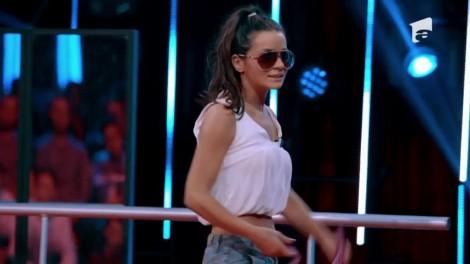 Lăsați-o să-și facă talentul ei! Simina „Shakira” de la Dobroești, cea mai tare dansatoare de la vulcanizarea lui Cristi!
