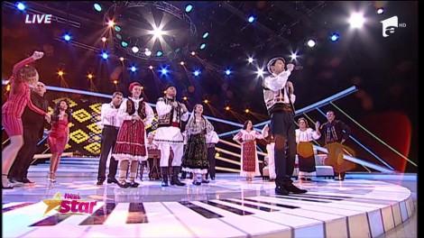 WOW! ”Bine, Moroooo!” Cătălin Moroșanu chiar cântă muzică populară, alături de trei copii talentați: ”Nimeni nu știe că am fost în corul liceului!”